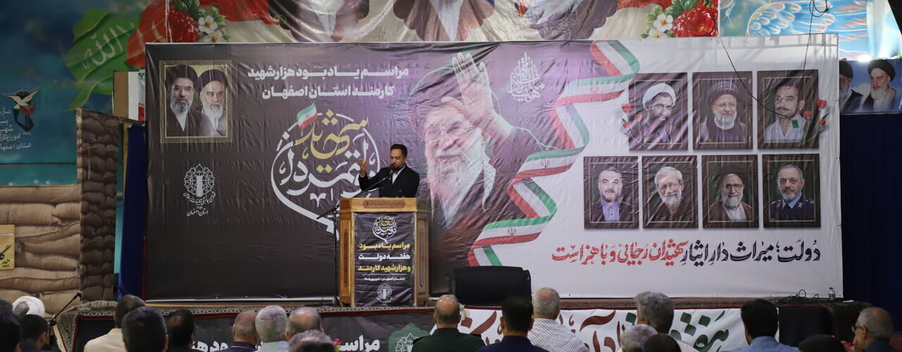 ببینید | حضور مدیرکل و معاونان اداره‌کل راهداری و حمل‌ونقل
جاده‌ای در آیین نکوداشت هفته دولت استان اصفهان