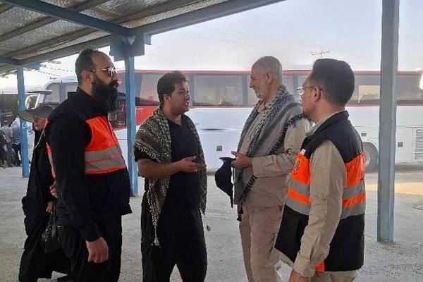ببینید| خدمت‌رسانی همکاران راهداری و حمل و نقل جاده‌ای
خراسان جنوبی به زائران اربعین حسینی(ع) در مرز مهران