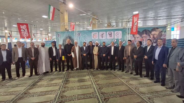 برگزاری میز خدمت ادارهکل راه و شهرسازی سیستان و بلوچستان در
مصلای نماز جمعه زاهدان همزمان با هفته دولت برگزاری میز خدمت ادارهکل راه و شهرسازی سیستان و بلوچستان در مصلای نماز جمعه زاهدان همزمان با هفته دولت