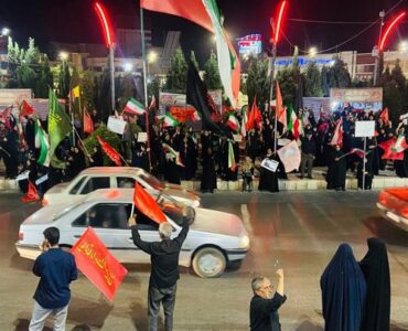 تداوم حماسه پرچم داری کرمانیها در میدان آزادی تداوم حماسه پرچم داری کرمانیها در میدان آزادی