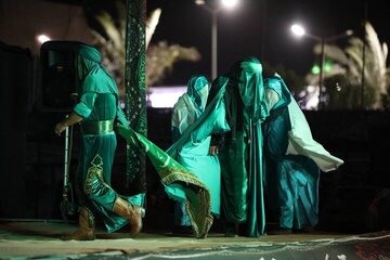 «روایت عشق» در نجف روی صحنه رفت؛ نمایش ۸ قاب تصویری از واقعه کربلا «روایت عشق» در نجف روی صحنه رفت؛ نمایش ۸ قاب تصویری از واقعه کربلا