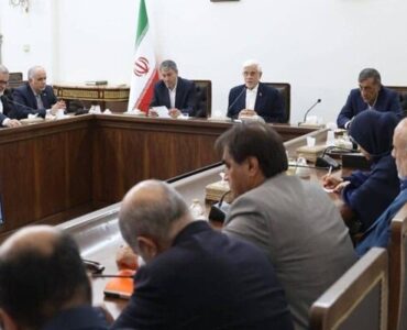 عارف: دشمن را در جبهه جنگ اقتصادی هم شکست می‌دهیم