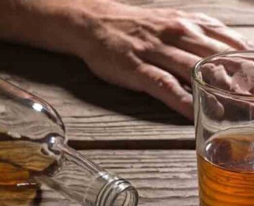 عوارض مصرف الکل را جدی بگیرید؛ از التهاب معده تا هپاتیت الکلی