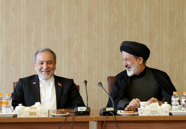 نشست هم اندیشی جمعی از استادان و فضلای حوزه علمیه قم با عراقچی