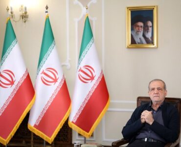 پزشکیان: اگر با مردم باشیم، هیچ قدرتی نمی‌تواند زمین‌گیرمان کند