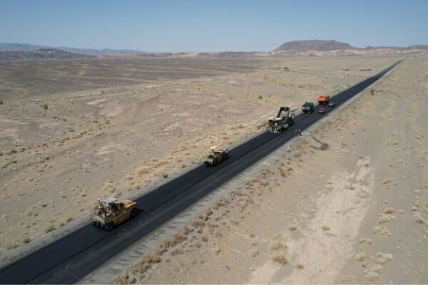 ببینید | تداوم اجرای عملیات روکش آسفالت محور نهبندان–زاهدان
در کریدور چابهار–مشهد در استان خراسان جنوبی