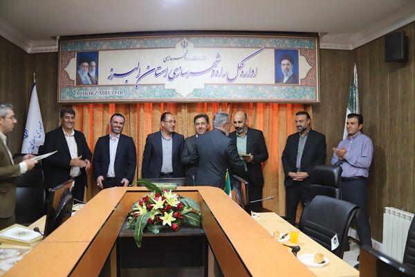 ببینید | تقدیر از کارکنان نمونه اداره‌کل راه و شهرسازی استان
البرز به مناسبت هفته دولت و روز کارمند