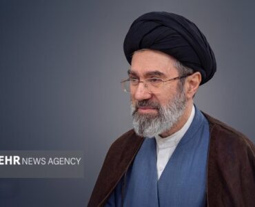 زندگی‌نامه آیت‌الله سید مجتبی خامنه‌ای؛ از جبهه تا اجتهاد و رهبری