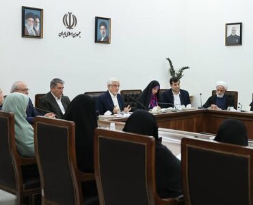 عارف: زنان در جنگ اقتصادی میدان‌داری کنند