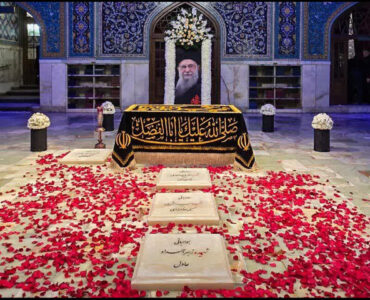قرائت پیام مقام معظم رهبری بر مرقد رهبر شهید همزمان با هفته دفاع مقدس