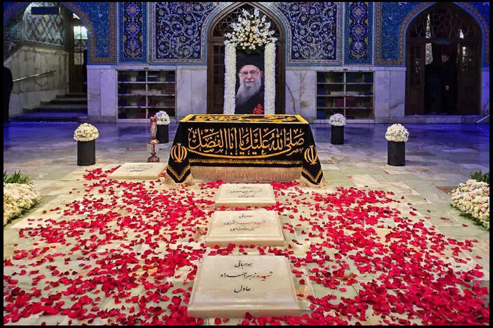 قرائت پیام مقام معظم رهبری بر مرقد رهبر شهید همزمان با هفته دفاع مقدس
