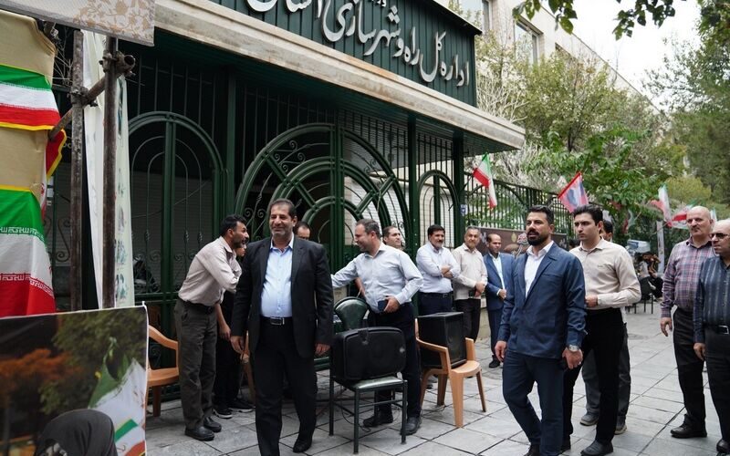 ببینید/حضور مدیرکل و رئیس شورای هماهنگی راه و شهرسازی و
کارکنان راه و شهرسازی اصفهان در رزمایش «جانفدایان اصفهان؛ نصف
جهان»